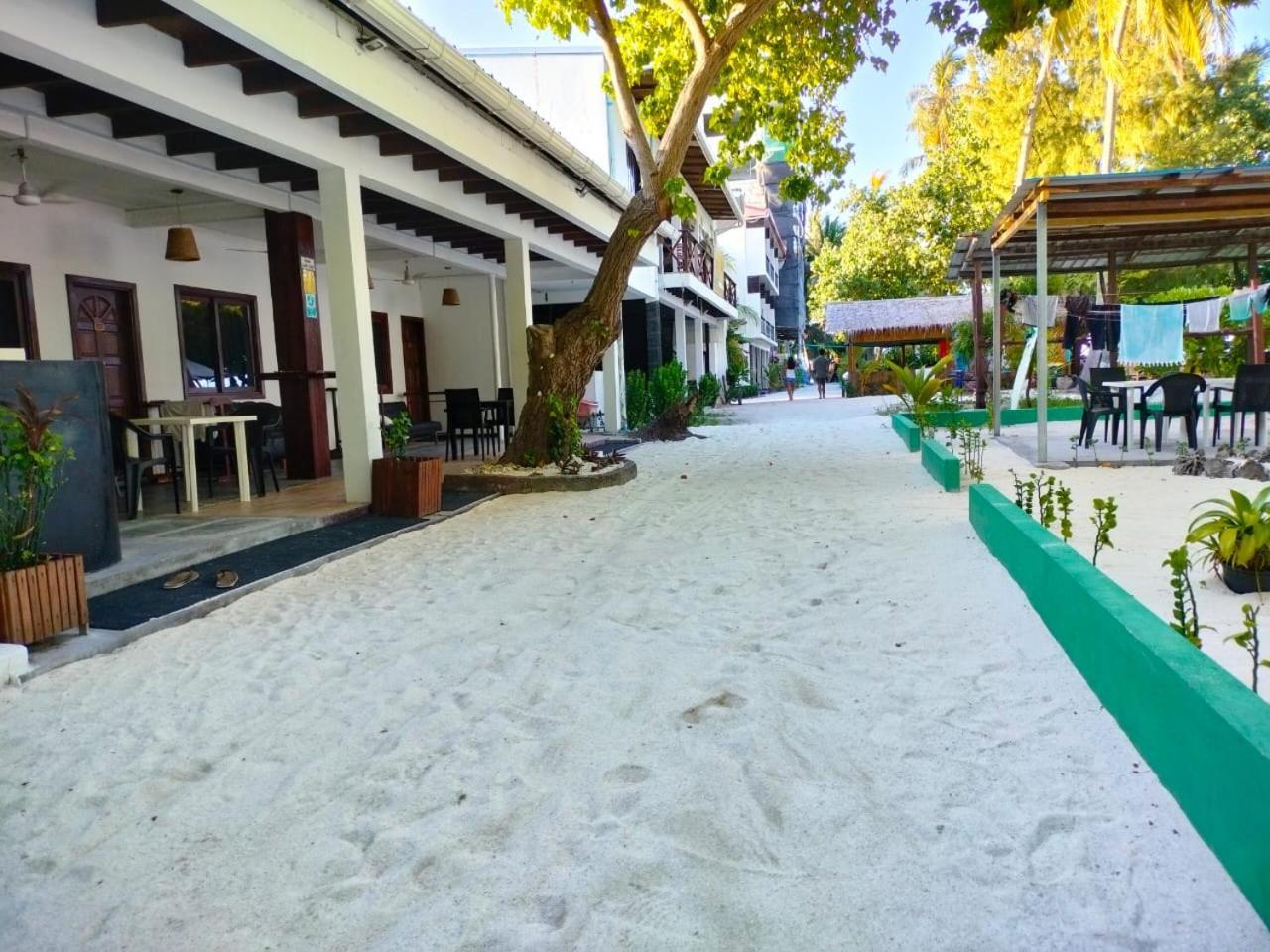 Surf Deck Hotel Thulusdhoo Bagian luar foto