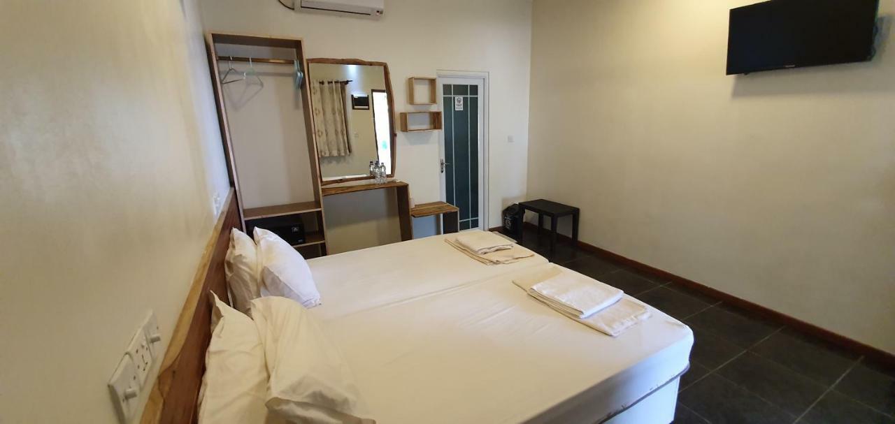 Surf Deck Hotel Thulusdhoo Bagian luar foto
