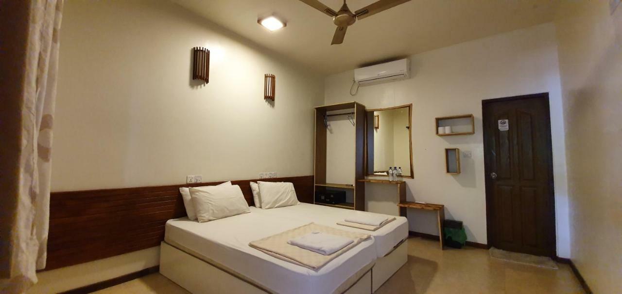 Surf Deck Hotel Thulusdhoo Bagian luar foto