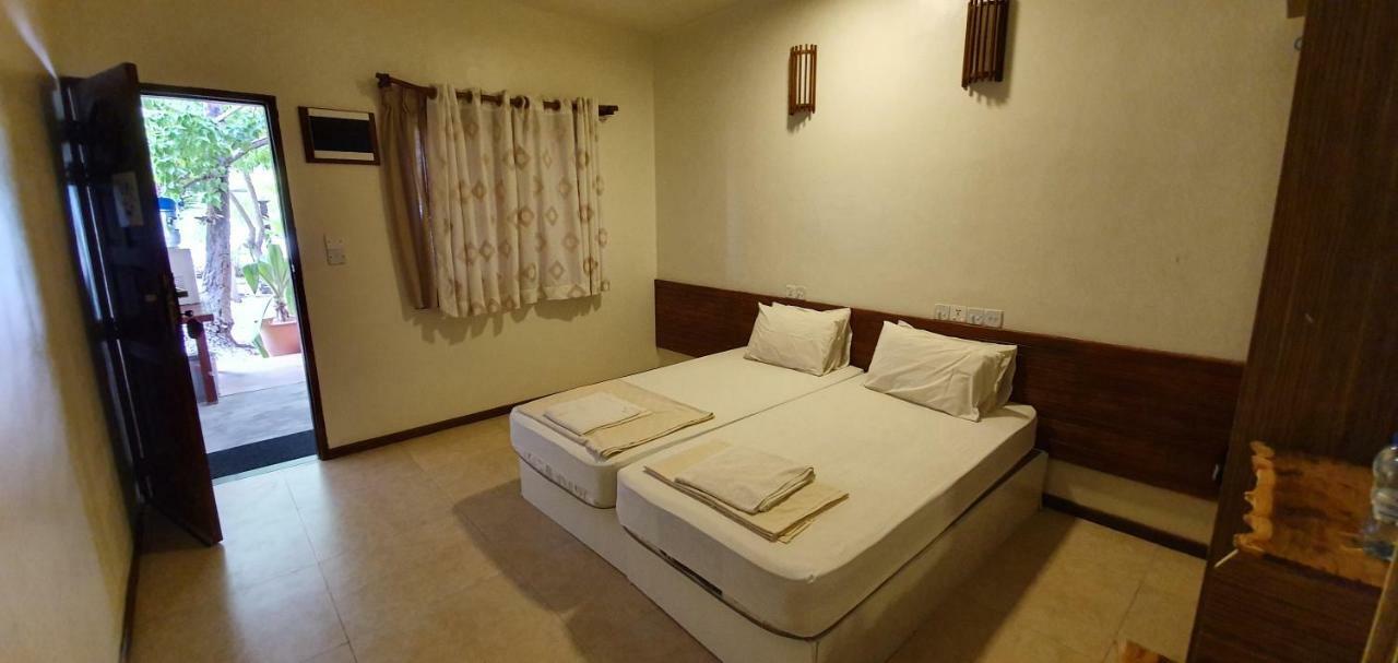 Surf Deck Hotel Thulusdhoo Bagian luar foto