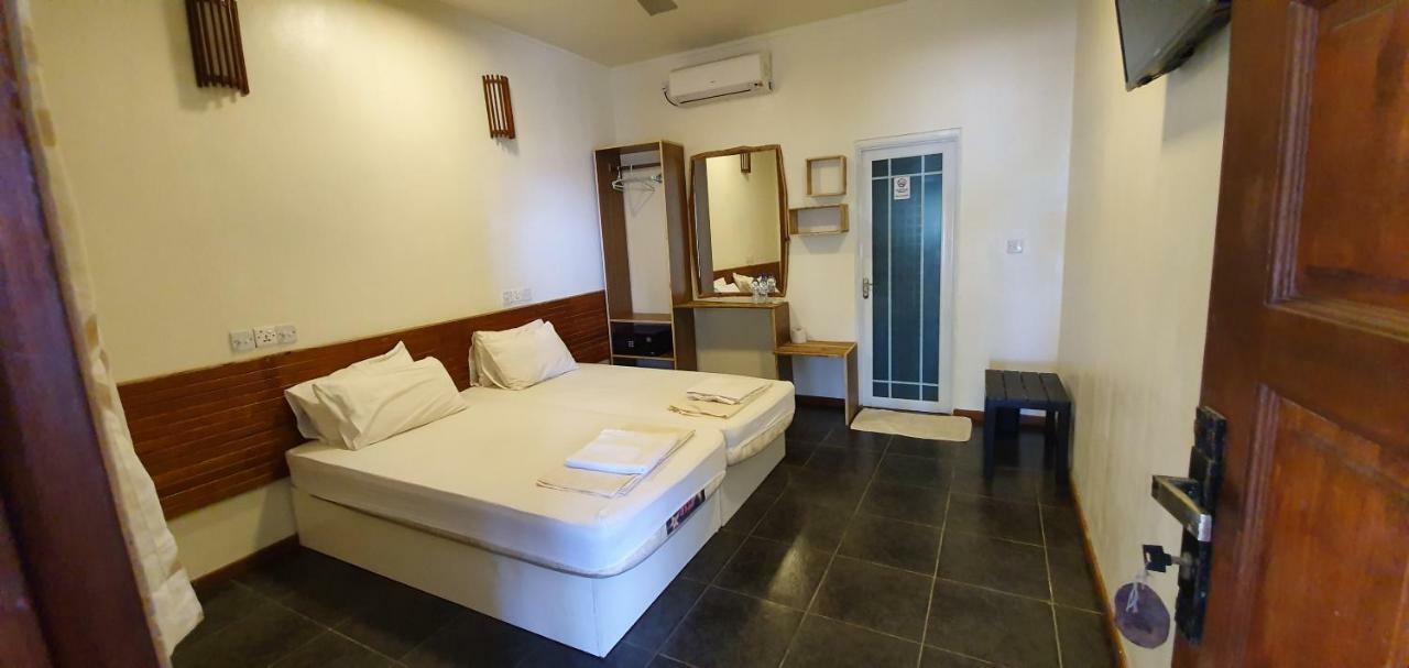 Surf Deck Hotel Thulusdhoo Bagian luar foto