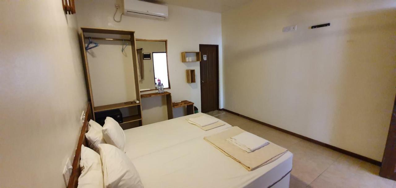 Surf Deck Hotel Thulusdhoo Bagian luar foto