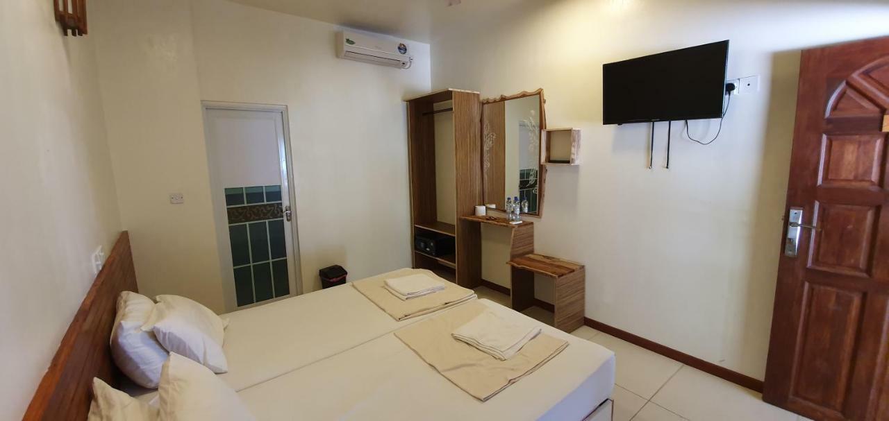 Surf Deck Hotel Thulusdhoo Bagian luar foto
