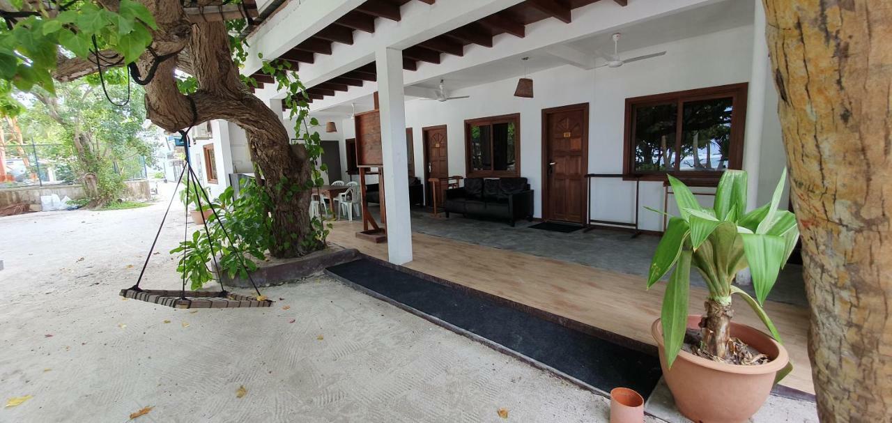 Surf Deck Hotel Thulusdhoo Bagian luar foto